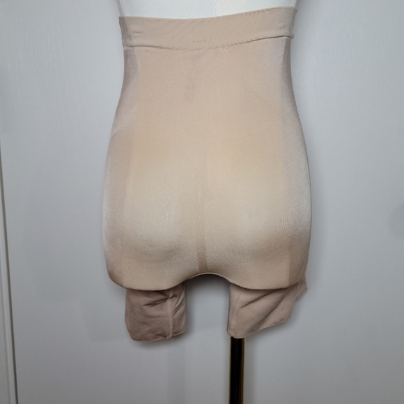 SPANX OnCore Mid-Thigh Shaping Shorts Size Medium - Picture 3 of 8